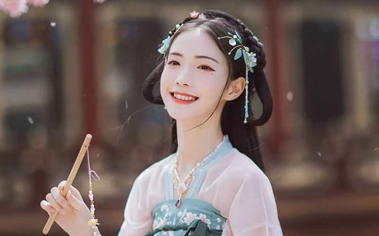Chinese Girls Wear Hanfu to Climb the Highest Chug Peak in Germany