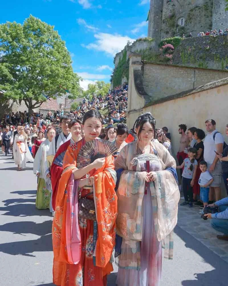 A Costume Feast——Hanfu in the Medieval Festival of Provence