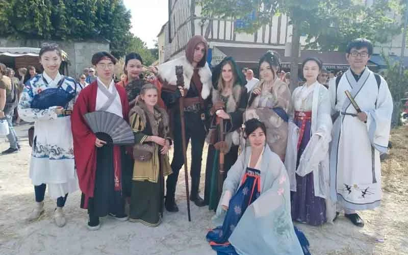 A Costume Feast——Hanfu in the Medieval Festival of Provence