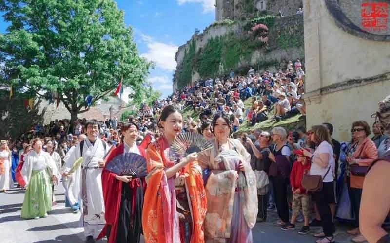 A Costume Feast——Hanfu in the Medieval Festival of Provence