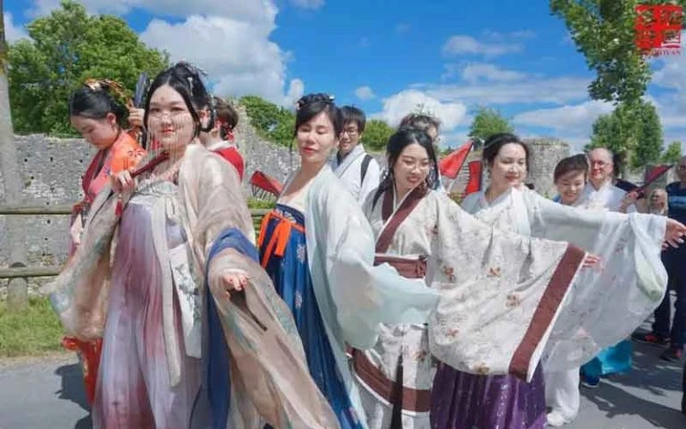 A Costume Feast——Hanfu in the Medieval Festival of Provence