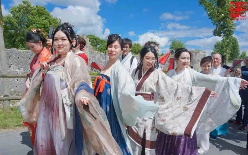A Costume Feast——Hanfu in the Medieval Festival of Provence