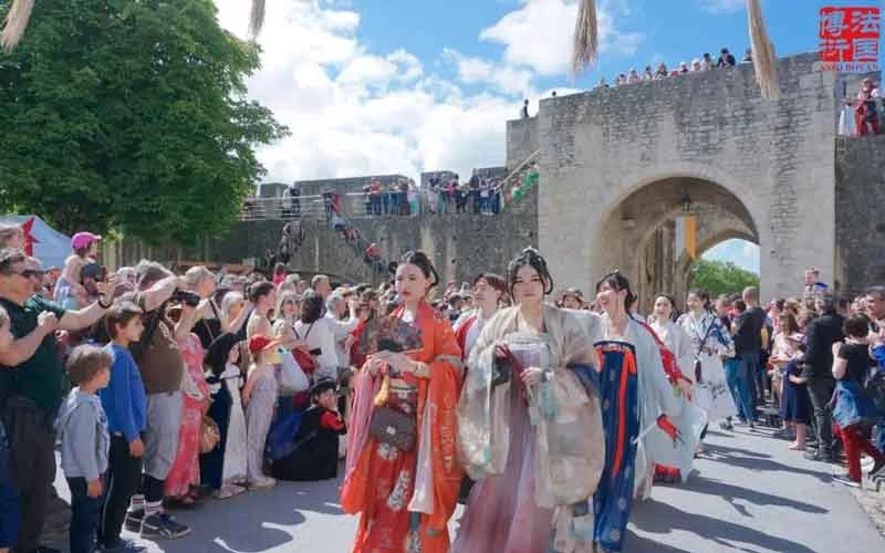 A Costume Feast——Hanfu in the Medieval Festival of Provence