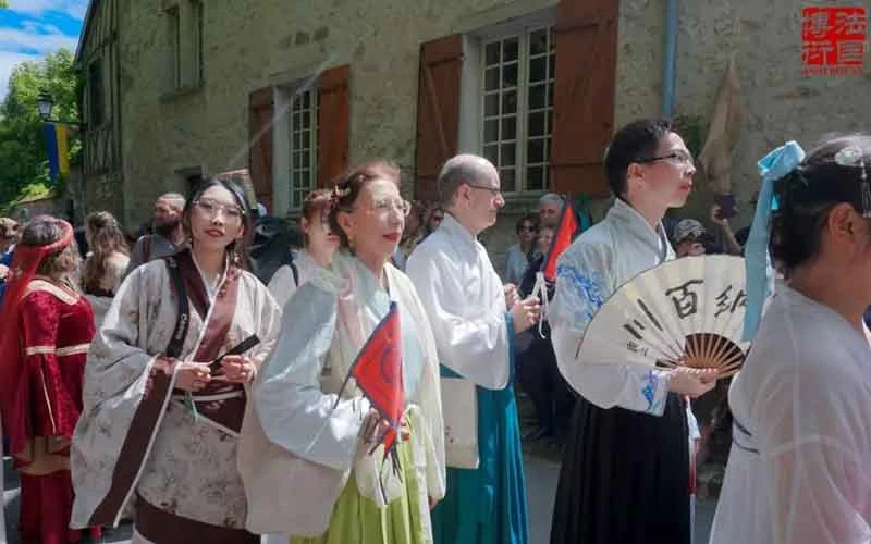 A Costume Feast——Hanfu in the Medieval Festival of Provence
