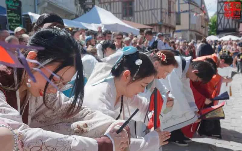 A Costume Feast——Hanfu in the Medieval Festival of Provence