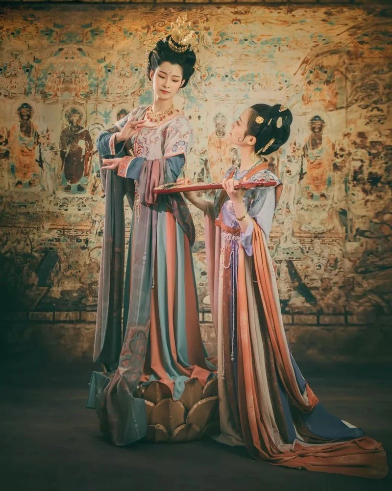 Traditional murals meet Chinese costumes