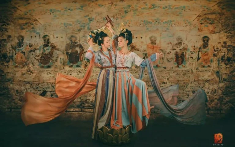 Traditional murals meet Chinese costumes