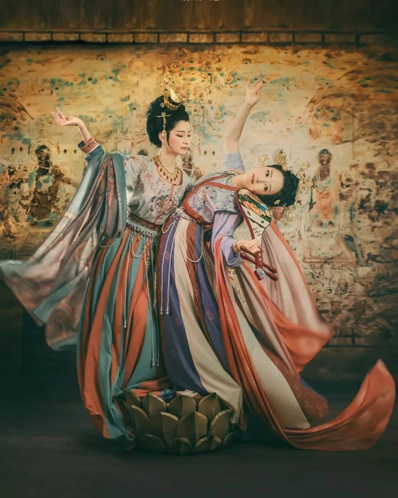 Traditional murals meet Chinese costumes