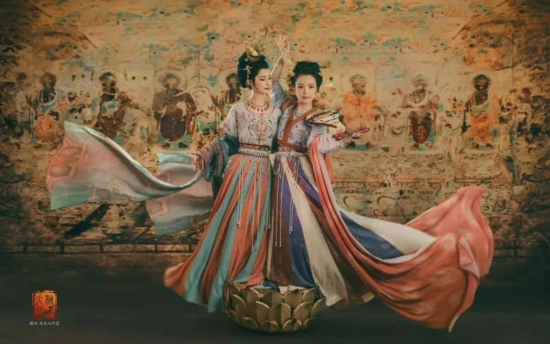 Traditional murals meet Chinese costumes