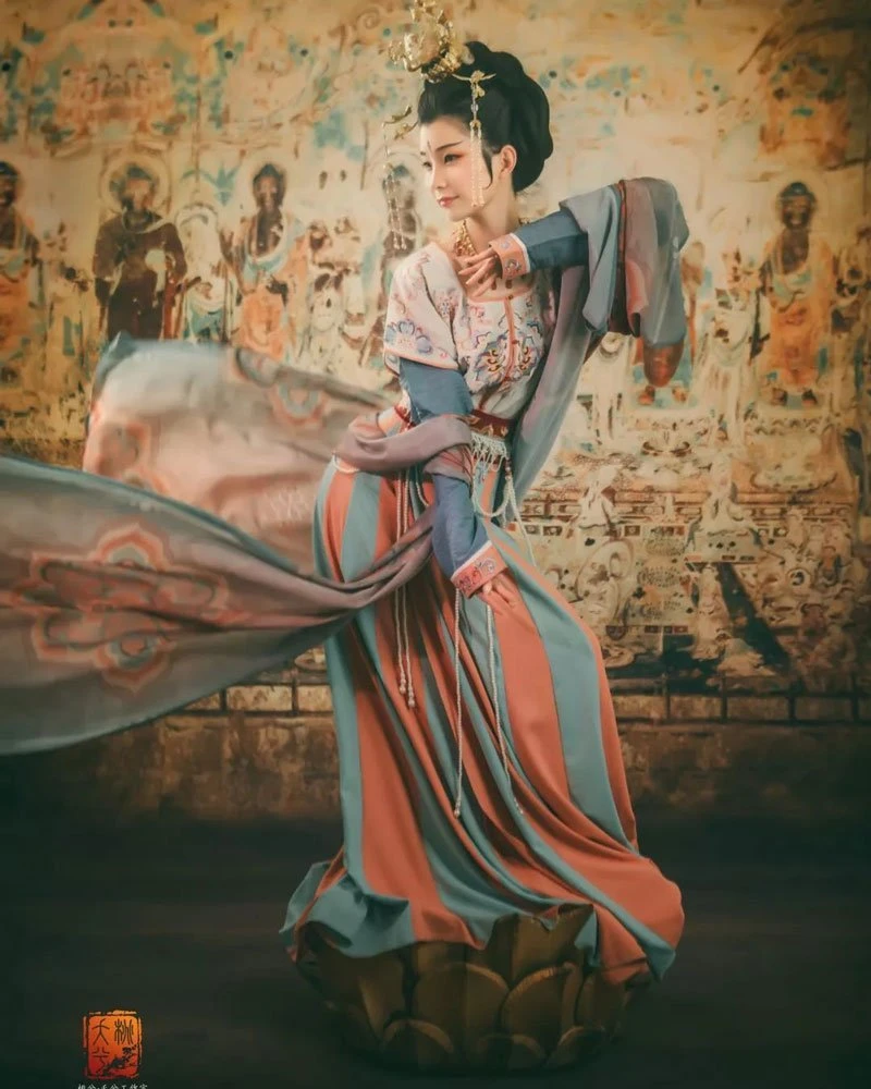 Traditional murals meet Chinese costumes