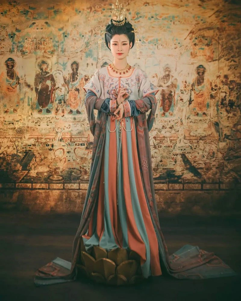 Traditional murals meet Chinese costumes