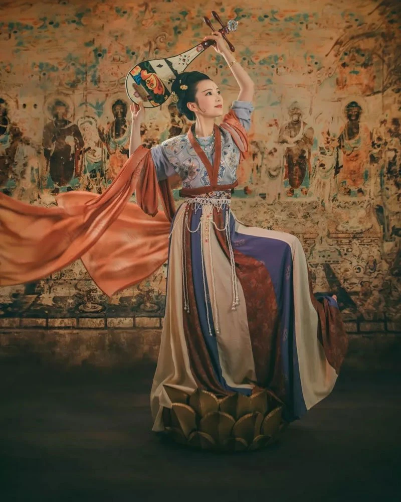 Traditional murals meet Chinese costumes