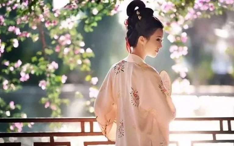 8 Postures That Take Beautiful Pictures of Hanfu