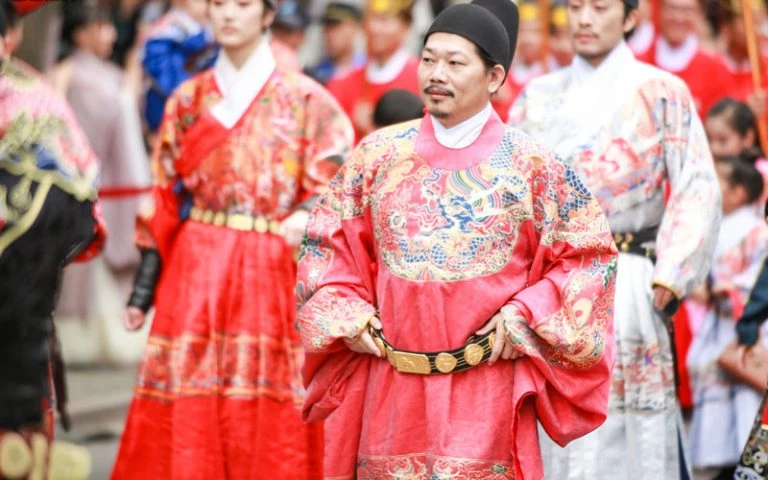 Fang Wenshan: We Need the New Style Hanfu to Adapt the Modern Society