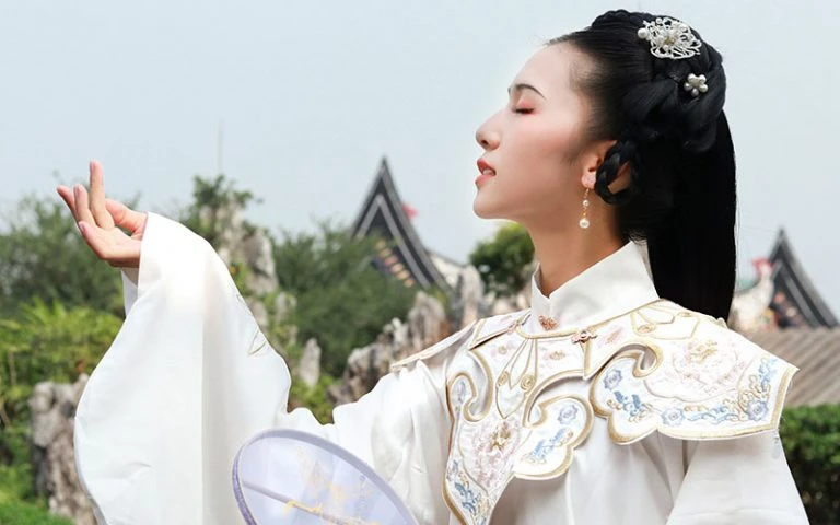 Classic Chinese Hanfu: Shoulder Accessories - Yunjian