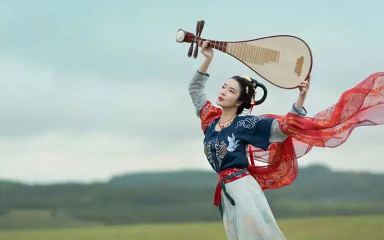 Hanfu Photo | Dance with Pipa Trippingly