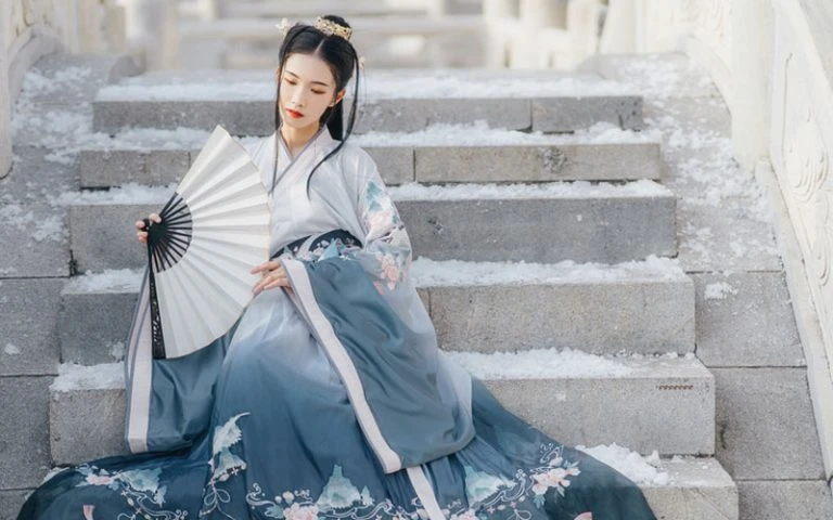 What are Traditional Chinese Outfits Include?