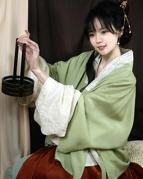 How to Choose Hanfu in Spring