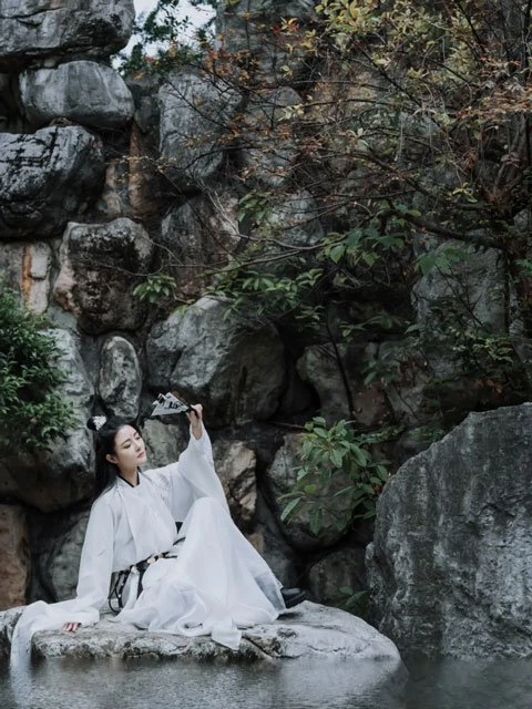Hanfu Photography - 5 Martial Arts Style Photo Poses