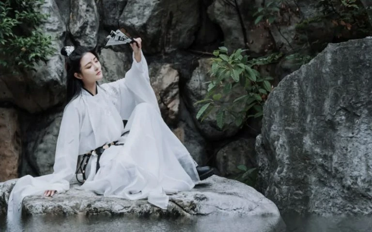 Hanfu Photography - 5 Martial Arts Style Photo Poses