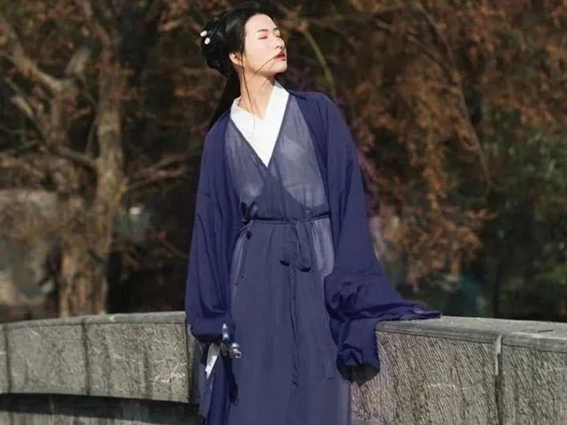 Traditional Chinese Culture Approaching the Exquisite Chinese Dress
