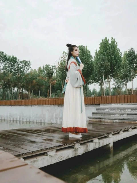 Traditional Chinese Culture Approaching the Exquisite Chinese Dress