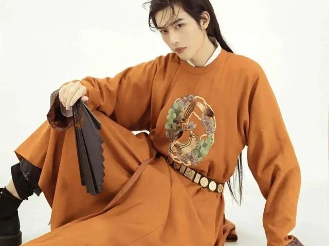 Traditional Chinese Culture Approaching the Exquisite Chinese Dress