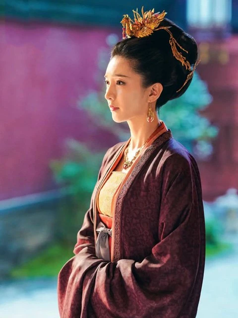 Traditional Chinese Culture Approaching the Exquisite Chinese Dress