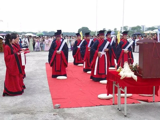 Traditional Chinese Dragon Boat Festival and Revival of Ancient Chinese Clothing