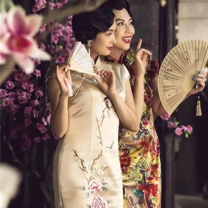 Traditional Chinese Dragon Boat Festival and Revival of Ancient Chinese Clothing