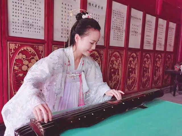 Traditional Chinese Dragon Boat Festival and Revival of Ancient Chinese Clothing