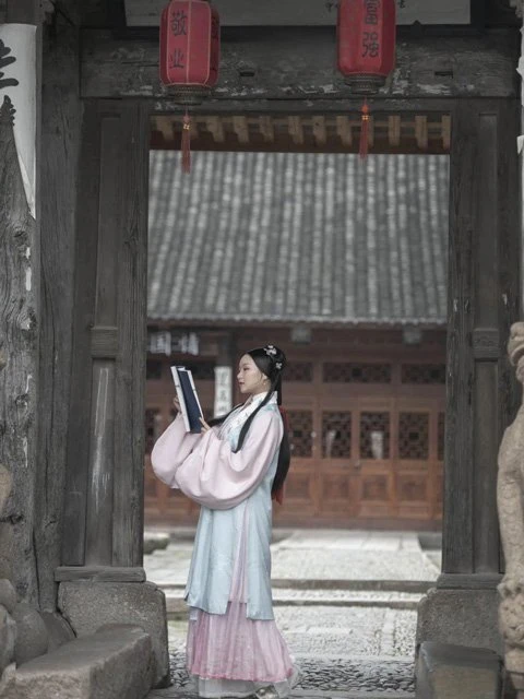 Traditional Chinese Dragon Boat Festival and Revival of Ancient Chinese Clothing