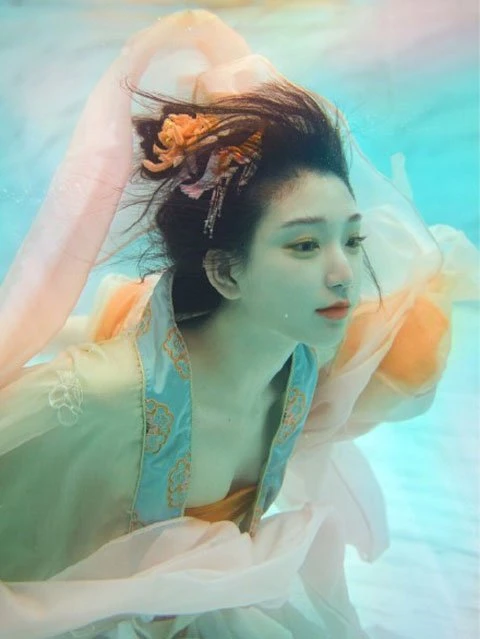 Fancy Hanfu Photography Underwater