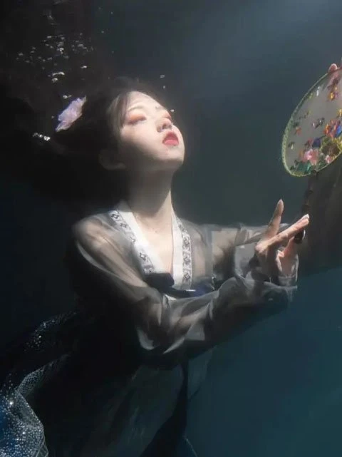Fancy Hanfu Photography Underwater