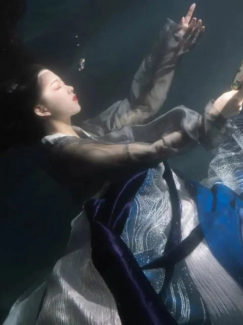 Fancy Hanfu Photography Underwater