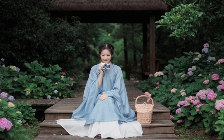 Wearing a Beautiful Chinese Clothing for Our Picnic !