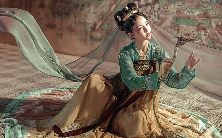 Unlock Many Ways to Wear a Beautiful Chinese Costume