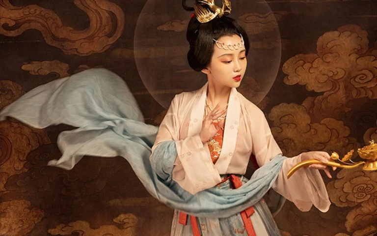 Chinese Fashion Trends: Hanfu for the Mid-Autumn Festival