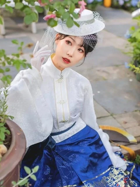 East Meets West - Hanfu Mix-Match Dressing Tips