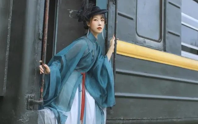 East Meets West - Hanfu Mix-Match Dressing Tips