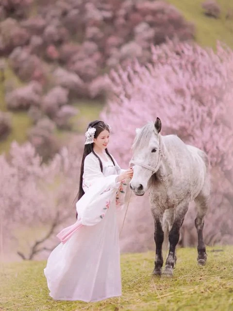 Perfect Combination of Hanfu Clothing & Beautiful Scenery