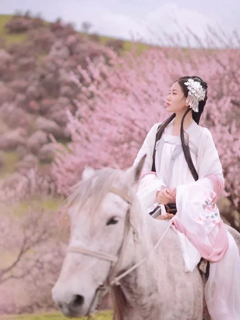 Perfect Combination of Hanfu Clothing & Beautiful Scenery