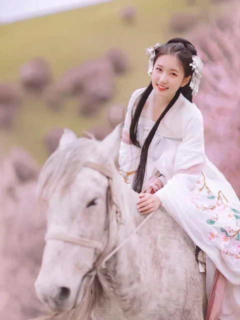 Perfect Combination of Hanfu Clothing & Beautiful Scenery
