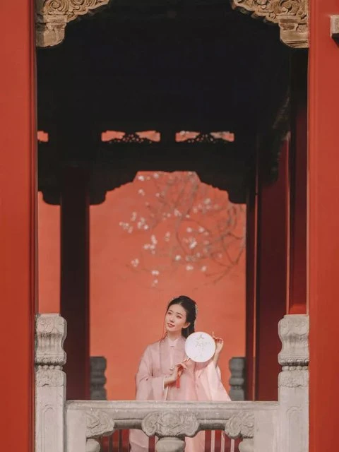 Perfect Combination of Hanfu Clothing & Beautiful Scenery
