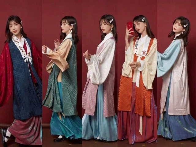 How Beautiful is Blue Hanfu in Traditional Chinese Hanfu