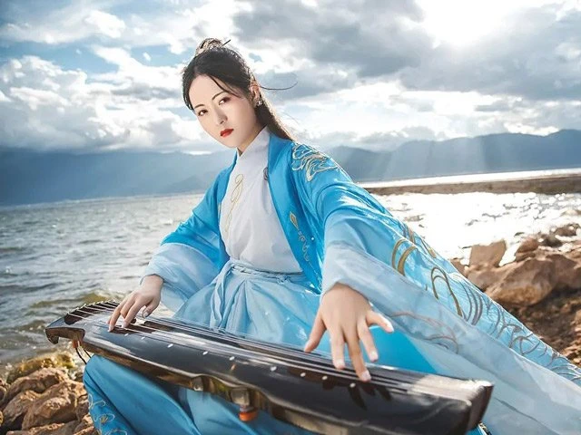How Beautiful is Blue Hanfu in Traditional Chinese Hanfu