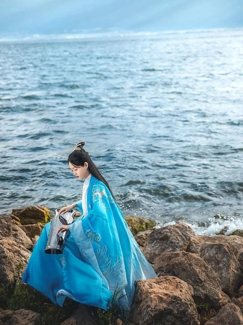 How Beautiful is Blue Hanfu in Traditional Chinese Hanfu