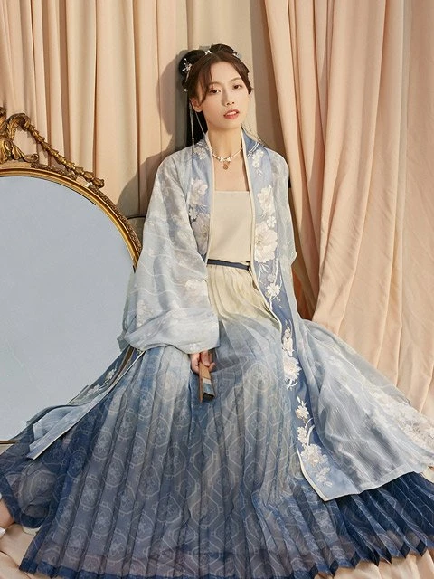 How Beautiful is Blue Hanfu in Traditional Chinese Hanfu