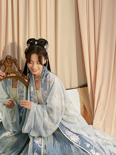 How Beautiful is Blue Hanfu in Traditional Chinese Hanfu