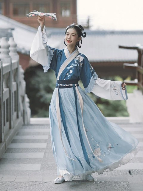 How Beautiful is Blue Hanfu in Traditional Chinese Hanfu